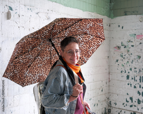 фотографія Stylish woman with playful umbrella in urban setting enjoys her day