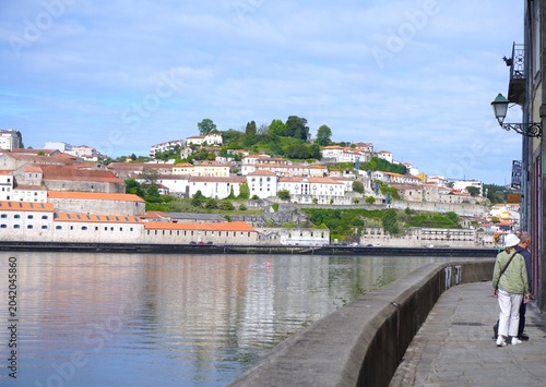Obraz na plátne south shore of porto, gaia on a sunny day