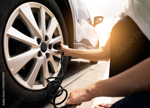 Quadro su tela Woman inflates the tire