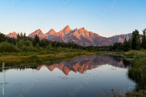 Fotografie Schwabacher Landing  reflecting in a lake at the grand tetons national park