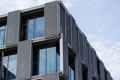 Foto Modern architectural building with large glass windows and metallic facade, show