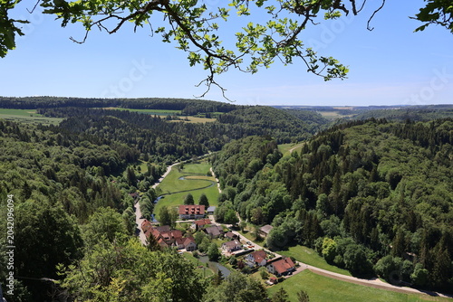 Blick auf das große Lautertal von der Ruine Hohengundelfingen