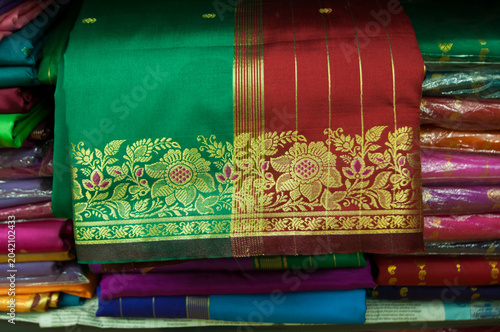Weaving Kanchipuram silk sari.