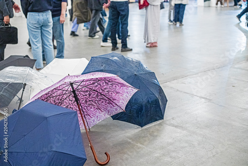 Foto Wet umbrellas in a colorful display at the exhibition
