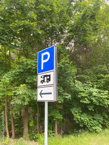 Parkplatz-Wegweiser für Wohnmobile an einer Straße. Verkehrsschild zur Orientierung von Campern und Reisemobilen, Tourismusinfrastruktur und mobiles Reisen. Echtfoto.