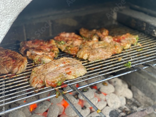Quadro su tela Gegrillte Fleischstücke auf einem heißen Grillrost mit steak deutlichen Grillstreifen