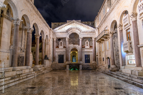 Schilderij op canvas Night view of the Peristyle in Diocletian’s Palace, Split, Croatia