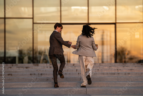 Canvastavla Business colleagues running late hurrying to office building