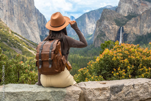 Billede på lærred Traveler enjoying iconic yosemite valley panoramic view