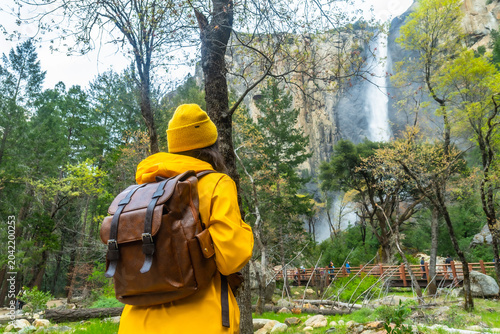 Fotografie Hiker enjoying bridalveil fall yosemite national park vista