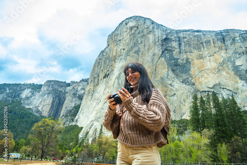 Konstfotografi Woman traveler enjoying photography at yosemite el capitan