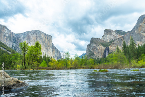Canvas-taulu Yosemite valley view with el capitan and bridalveil fall