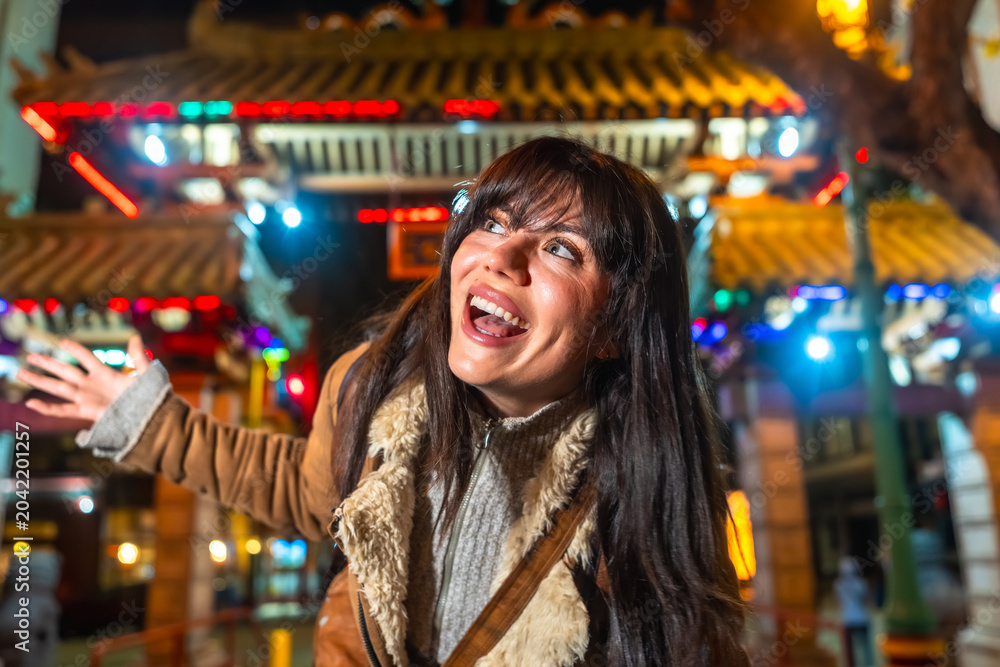 Obraz premium Happy woman traveling in san francisco chinatown at night