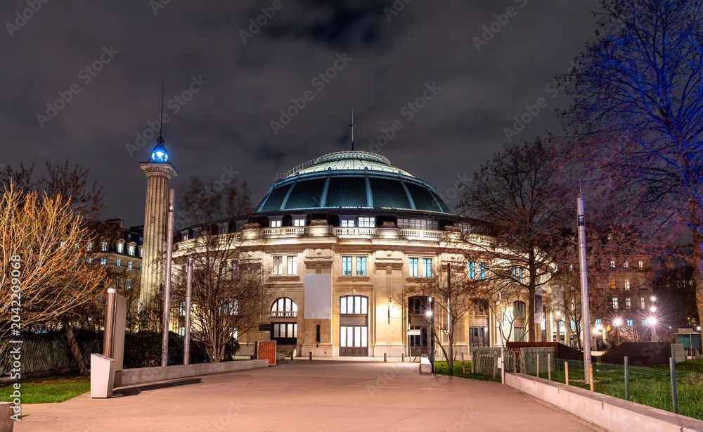 Naklejka premium Bourse de commerce (Commodities Exchange) building in Paris, France. Historic domed architecture illuminated at night
