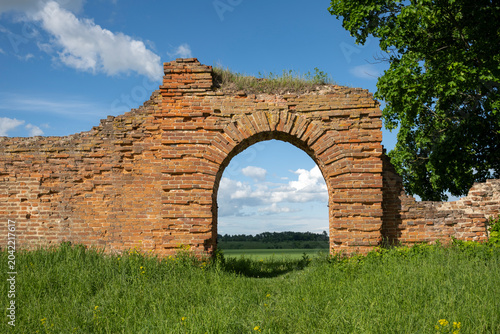 Fotografía The gate with the remains of the wall of the ancient Saburov fortress