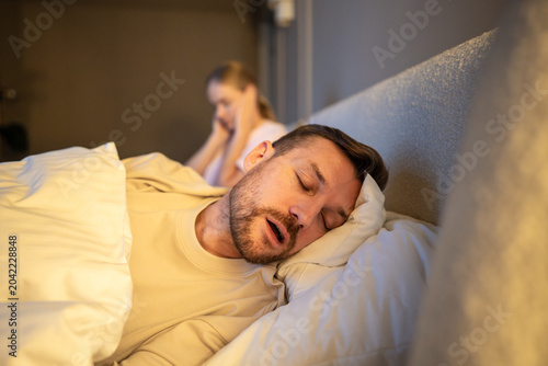 Foto Married couple struggles and relationship stress, tired woman covering ears from
