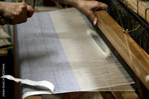 Foto A person weaving fabric on a traditional loom