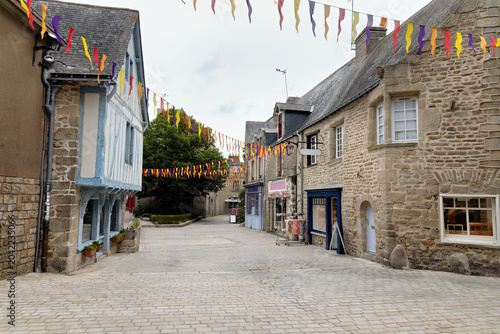 Cuadro en lienzo Typical architectural style of a side street with houses and shops in Guerande,