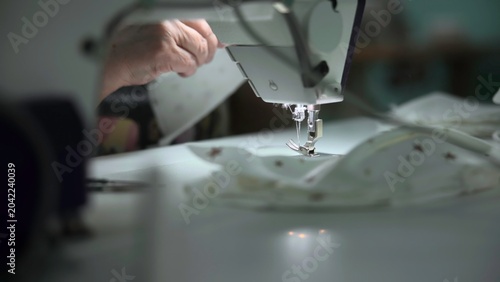Fotografia Tailor Adjusting Sewing Machine Settings