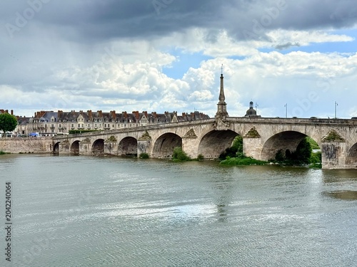 Foto vue sur un pont de la Loire un jour nuageux