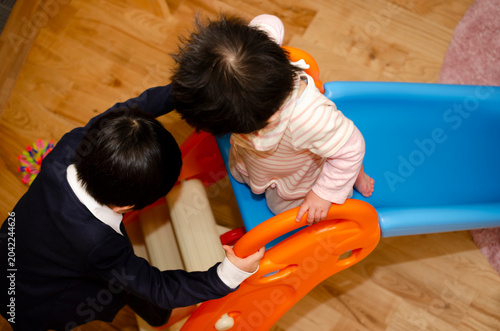 すべり台で遊ぶ子供