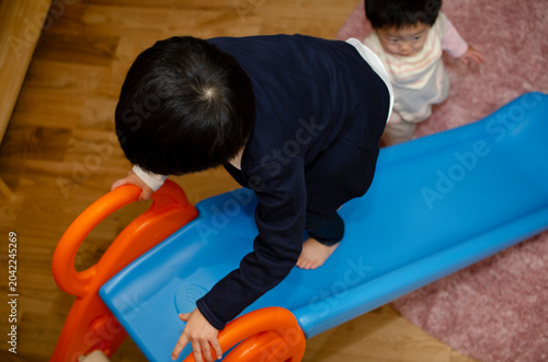 すべり台で遊ぶ子供