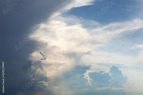 Bilde på lerret Ciel orageux de fin de journée avec une grande diversité de formes de nuages qui sentrecroisent dans un mélange de nuances de bleus et de gris