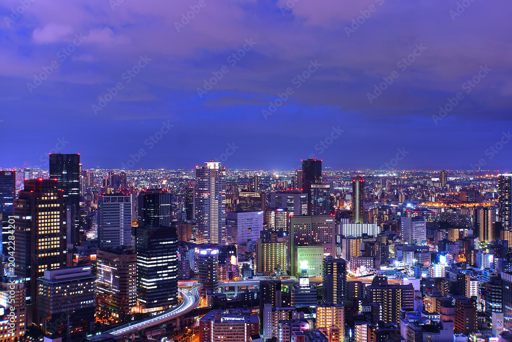 Naklejka premium 梅田スカイビル空中庭園から望む大阪の煌めく夜景