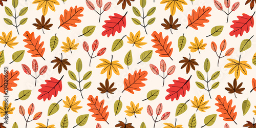 Fotografía autumn leaves pattern on cream background seasonal