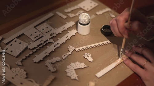 Foto Precisely Blending Paint And Organizing Tiny Laser Parts On Organized Workbench For Assembly Process