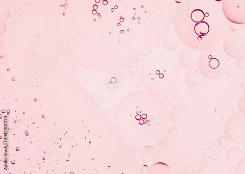 Cuadro en lienzo Abstract cosmetic oil bubbles on pink water background macro