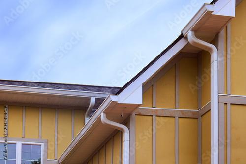 Foto Yellow Hardie siding new house rooflines, edges gutter details,