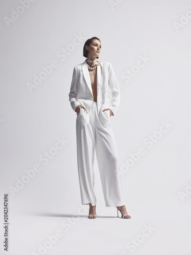 Fotografie Elegant Bridal Alternative: White Sequin Pantsuit Portrait