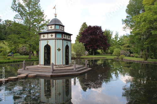 Fotografie folly (turkish kiosk) and lake in a park in apremont-sur-allier in france