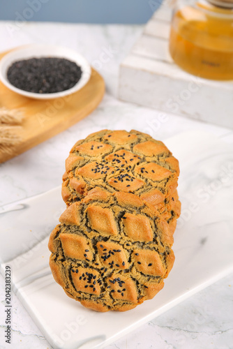 Old-Fashioned Sesame Seed Sandwich Cookies with Traditional Ingredients