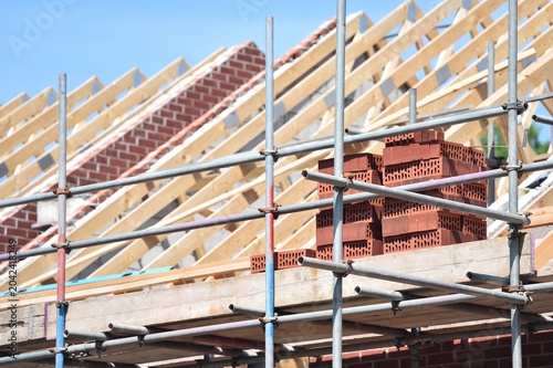 Foto New housing building work on roof beams and brick work of property