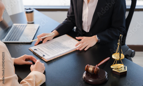 Quadro su tela Justice lawyer meeting with contract papers and Judge gavel on tabel in courtroom