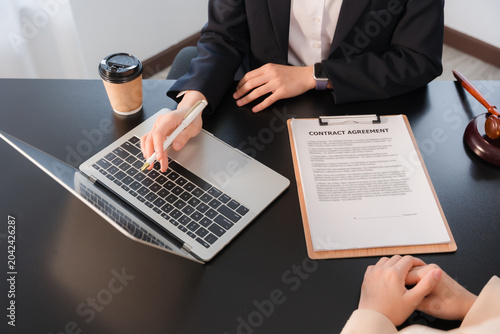 Fotografia Justice lawyer meeting with contract papers and Judge gavel on tabel in courtroom