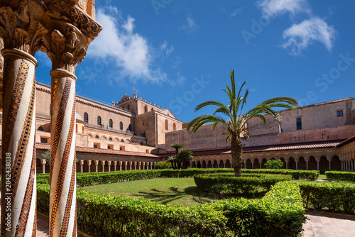 Bild auf Leinwand Inner courtyard of Monreale Cathedral cloister with palm tree and mosaic columns