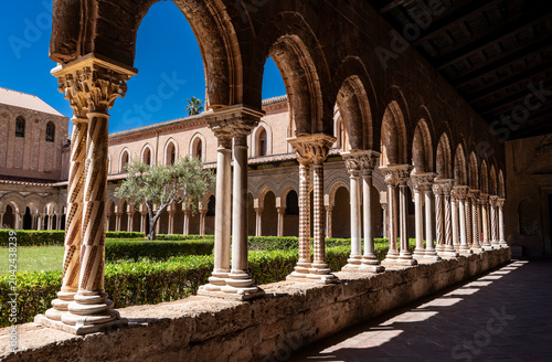 Foto Cloister of Monreale Cathedral with historic decorated columns and arches, Paler