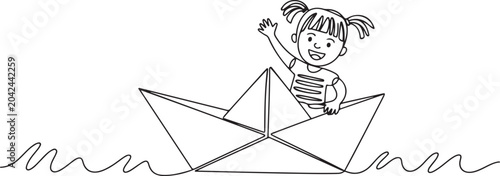 Foto cute little girl sailing on paper boat