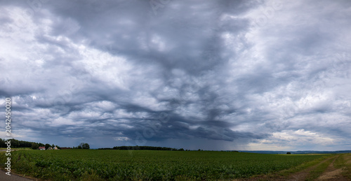 Panoramaaufnahme von einer Regenwolke in Oberschwaben.