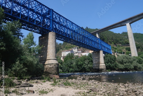 Foto Cruce de puentes sobre pueblo