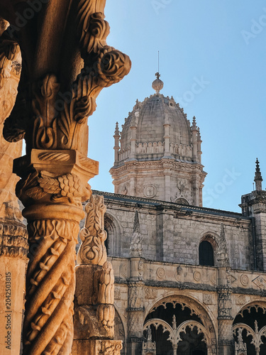 Tableau sur toile Ornate Manueline architecture detail of Jeronimos Monastery with stone columns a
