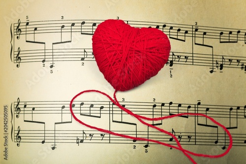 Foto music note sheet and red heart