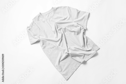 Foto Crumpled light grey t-shirt on white background, top view