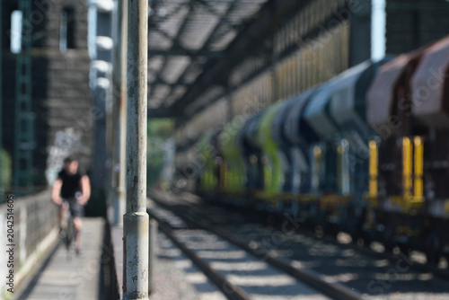 Slika na platnu Symbolfoto Bahn - Radweg neben Bahnstrecke - Stockfoto