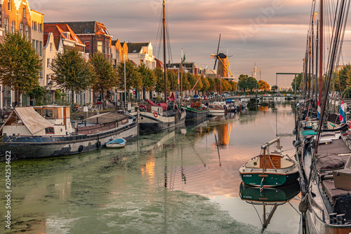 Foto A quiet scene in Delfshaven with boats floating on the calm slough at sunset