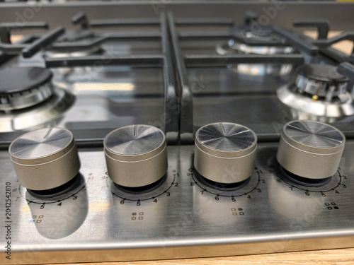 Foto Modern built in gas stove with close up of control panel and knobs, household ap