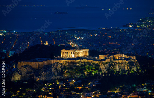 Tableau sur toile Blue-hour view from Lycabettus Hill overlooking the illuminated Acropolis of Athens, the city skyline, and the Saronic Gulf under a deepening twilight sky